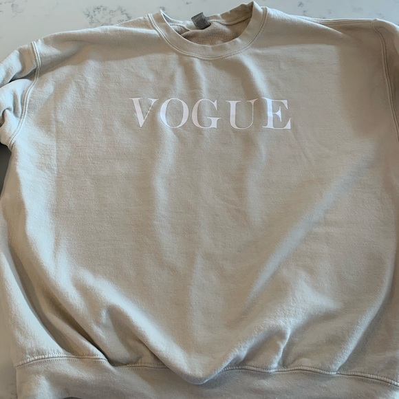 Gildan Tops - Vogue Sweatshirt